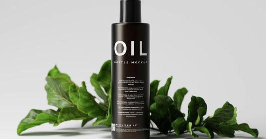Frasco de aceite capilar natural de vidrio junto a una planta